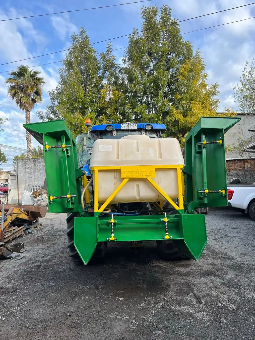 Subsolador con estanque de fertilización fabricado por Agromecánica, montado en el tractor