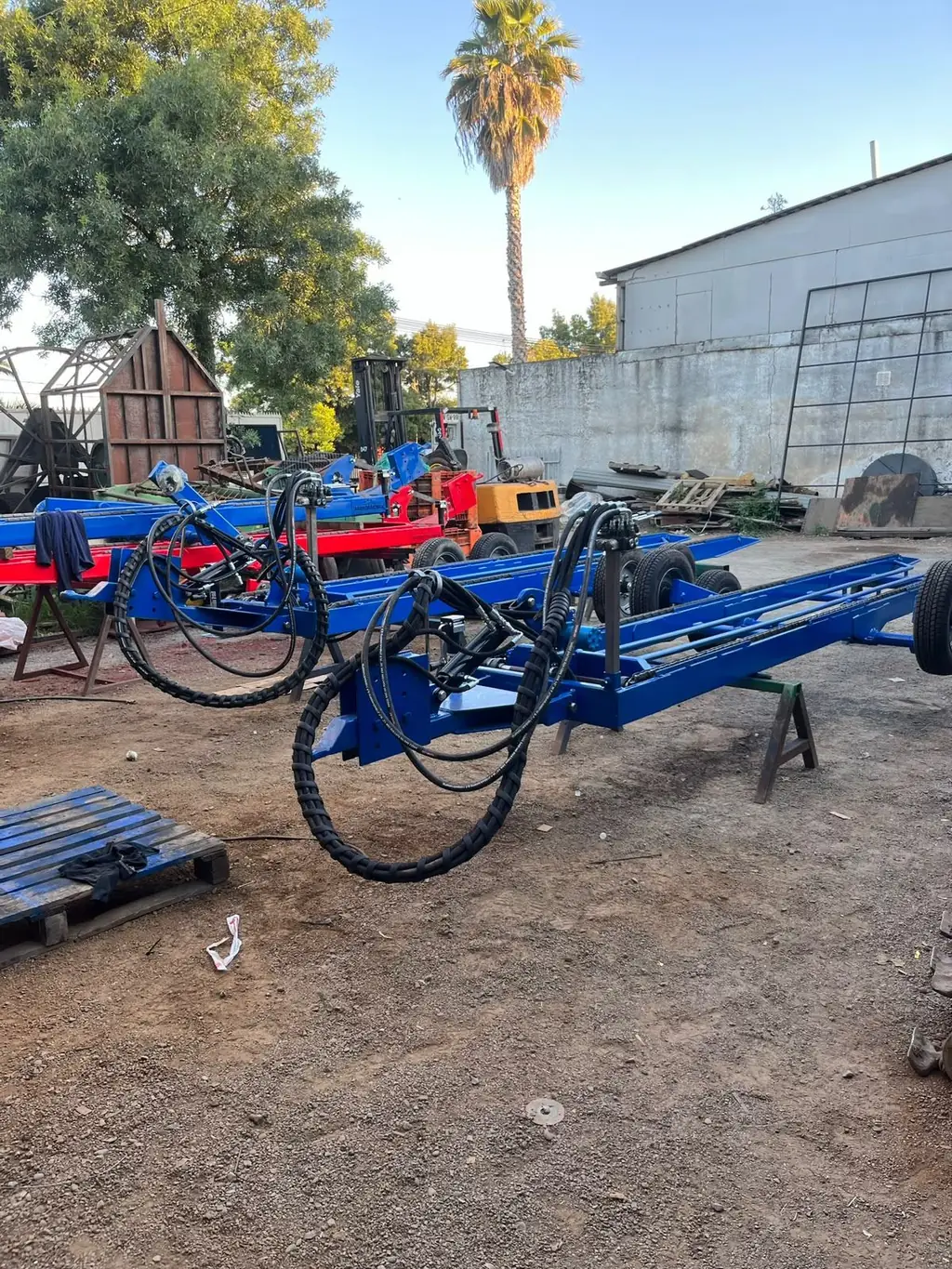 Carro autocargable de 4 bins fabricado por Agromecánica, vista lateral completa