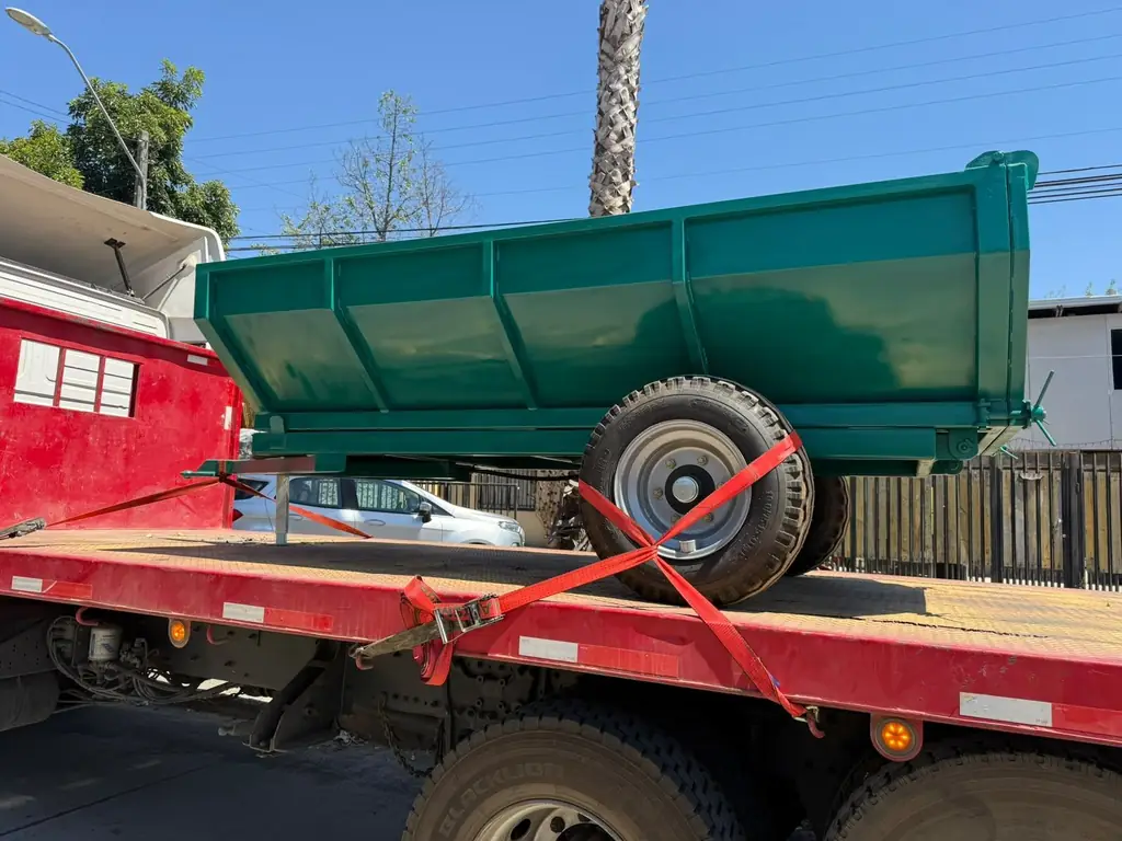 Carro de cosecha de avellanas tipo tolva fabricado por Agromecánica, cargado para despacho