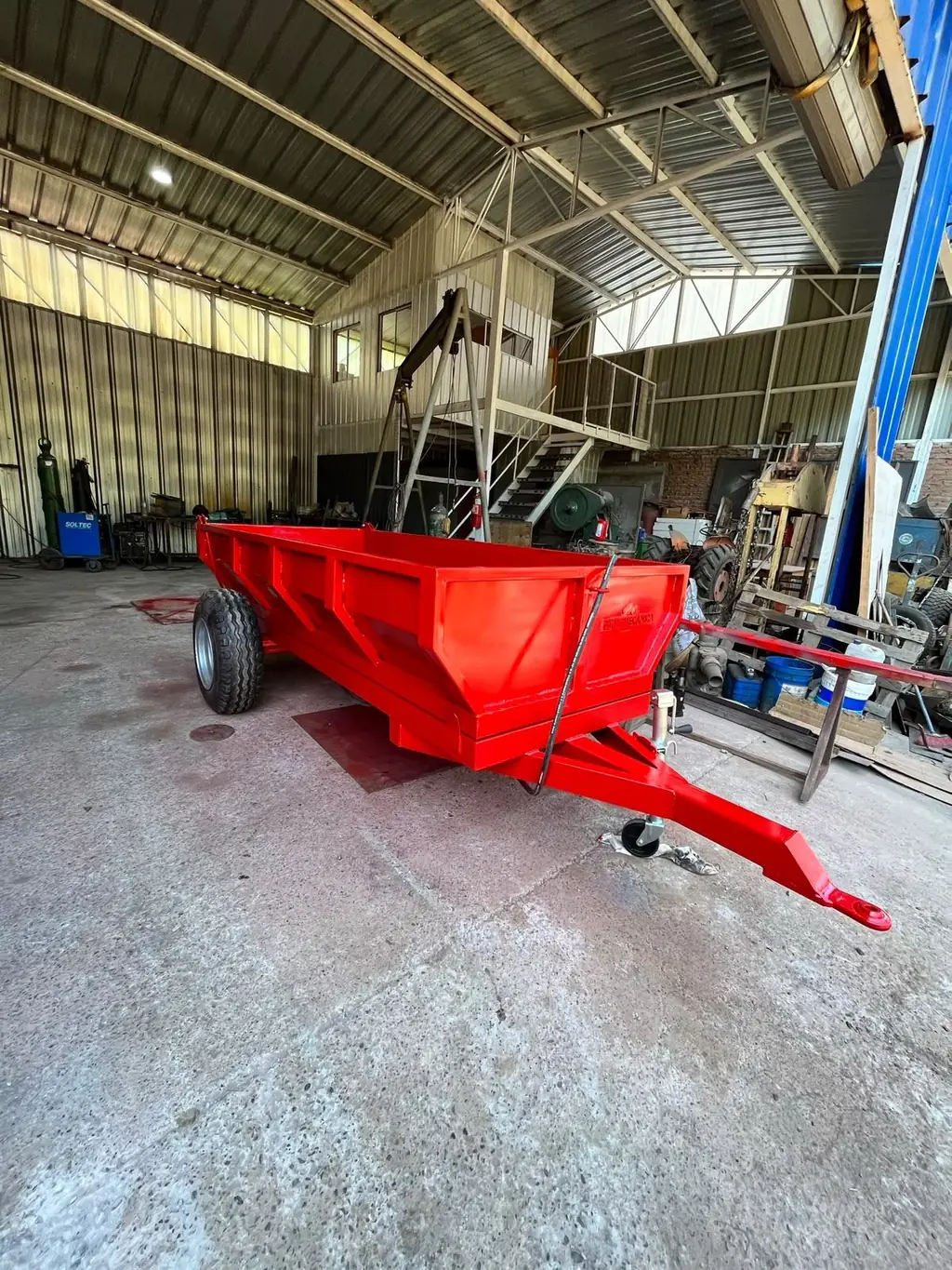 Carro tolva multipropósito terminado en el galpón del taller de Curicó