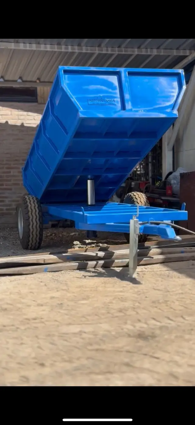 Carro tolva multipropósito descargando por volteo hidráulico